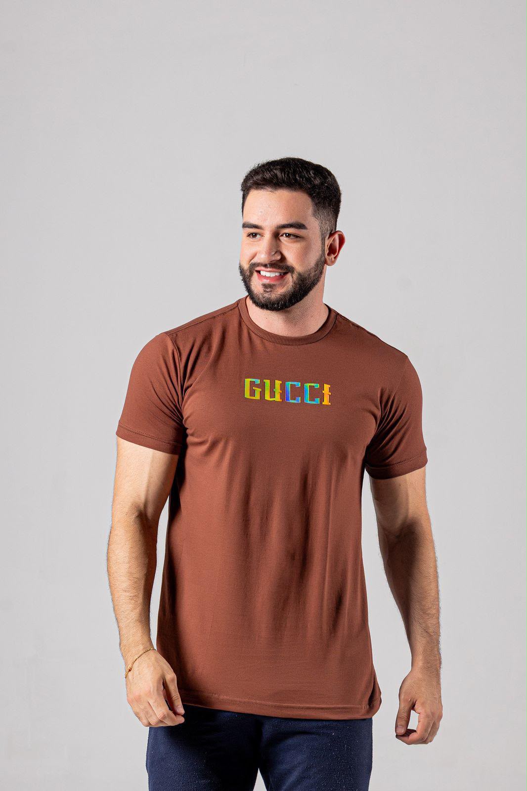 Camiseta preta Prada com logo frontal estilizado e colorido.